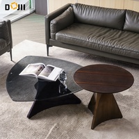 Table Basse Moderne et Contemporaine Triangle en Verre et Plateau en MDF par Dojii, Italie
