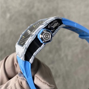 Montre mécanique texturée en fibre de carbone avec mouvement squeletté, un objet de luxe pour homme - Product Image 3