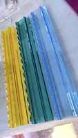 Lot de 4 poussoirs de mahjong américains en acrylique de 20 pouces avec motif festif en feuille d'or scintillante et bordure festonnée verte pour jeu de table