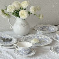 Service de vaisselle en céramique élégant avec bordure en dentelle gaufrée, assiettes et plats creux à motif végétal bleu pour la maison