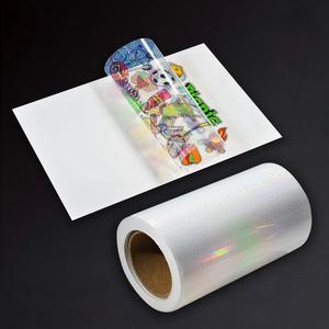 Proveedor de Materiales, Vinilo Autoadhesivo Transparente con Patrón de Amor Holográfico, Laminado Holográfico en Rollo - Product Image 1