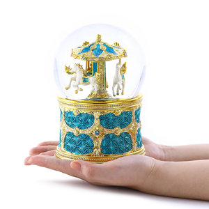 ลูกโลกหิมะเรซิ่นทำมือขนาด 120 มม. พร้อมลายแกะสลักม้าหมุนสีน้ำเงิน ของที่ระลึกคริสต์มาสและของตกแต่งบ้าน - Product Image 6