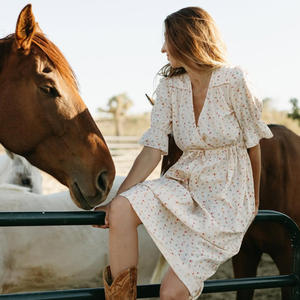 Robe décontractée en <span class=keywords><strong>coton</strong></span>, longue, plissée, élégante, à col en V et épaules tombantes, blanche, de créateur, personnalisée, naturelle, pour la vente en gros - Product Image 5