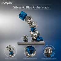 Sculpture d'art métallique moderne en acier inoxydable effet miroir, motif vague d'eau, blocs empilables plaqués bleu, sur mesure par le fabricant
