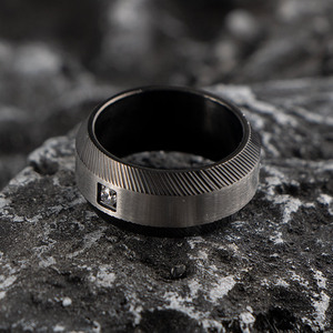 แหวนสแตนเลสสตีลผู้ชาย สีดำด้าน ดีไซน์เรขาคณิตประดับเพชรเม็ดเดียว สำหรับใส่ทุกวัน รุ่น SA1057 - Product Image 3