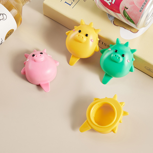 Ouvre-bouteille manuel Zenidoo de forme ronde 2-en-1 pour bouchons en plastique et canettes de soda, mini outil portable pour porte-clés - Product Image 3