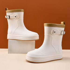 Bottes de pluie pour femmes, mi-mollet, semelle épaisse, imperméables, antidérapantes, talon plat en EVA, couleur unie blanc cassé - Product Image 1