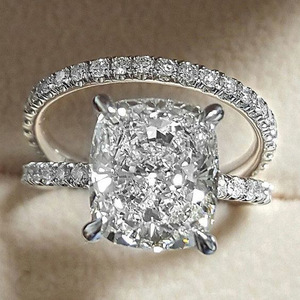 Anello con quattro punte in cristallo per donna, elegante anello alla moda, accessorio per feste e uso quotidiano - Product Image 1
