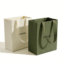 Sac d'emballage cadeau haut de gamme, personnalisation à guichet unique, sac de transport de luxe pour les achats, sac de vente au détail vert, vente en gros d'usine