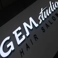 Lettres personnalisées en acrylique massif et acier inoxydable découpées au laser, avec éclairage LED, pour décoration murale, publicité, maison, mariage, fête, ou comme panneau nominatif.