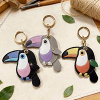 Joli porte-clés en cuir PU avec pendentif oiseau tropical de dessin animé, support AirTag, accessoire de sac pour la décoration de sac à main