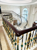 Balustre d'escalier en aluminium doré personnalisé au design moderne pour application de balcon de villa