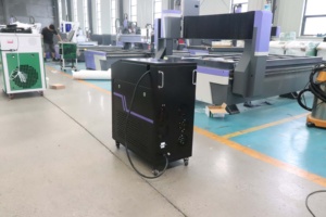 Machine <span class=keywords><strong>de</strong></span> <span class=keywords><strong>nettoyage</strong></span> laser pulsé JPT 300W pour l'élimination <span class=keywords><strong>de</strong></span> la rouille, <span class=keywords><strong>de</strong></span> l'huile, <span class=keywords><strong>de</strong></span> la peinture, du métal, du bois, avec refroidissement par air, pour le <span class=keywords><strong>nettoyage</strong></span> des couches d'oxyde d'<span class=keywords><strong>aluminium</strong></span> - Product Image 5