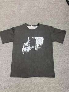 T-shirt noir vintage personnalisé pour hommes, style rétro, streetwear 100% coton, avec geste unique de la main et impression de symboles occultes - Product Image 3