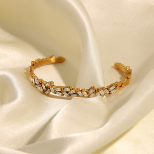 Nouveau Bracelet Unisexe en Acier Inoxydable Plaqué Or 18 carats avec Zircon Cubique Blanc Sertie Griffe, Idéal pour Fêtes et Cadeaux – Collection HR Fashion - Product Image 6