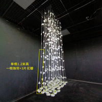 Décoration de fête suspendue en acrylique transparent avec pétales de rose et chaîne de perles de cristal moderne pour mariage