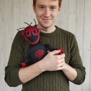 Muñeco de Peluche Aika Trending, Figura Espeluznante, Coleccionable, Fenómeno de Terror - Product Image 5