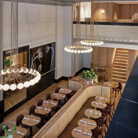 Maßgefertigte Moderne Halbrunde Kaffeehaus-Sitzgruppe aus Massivholz, Sofa-Tische und Stühle, Umweltfreundlich und Langlebig für Restaurants