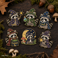 Pin de solapa de metal creativo con diseño de dibujos animados de mapache mago, insignia de alta calidad personalizada al por mayor, estilo bosque mágico