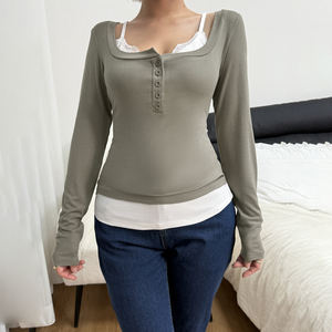 Camisole en dentelle contrastée avec des boutons en rangée, haut à manches longues associé à un t-shirt ajusté en dessous - Product Image 2