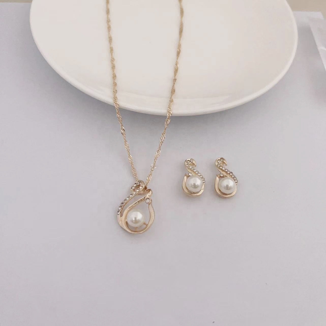 Vintage Silver Diamond Figure 8 Shape Pendant Necklace