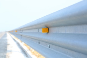 ระบบราวกันตกเหล็กความแข็งแรงสูงสำหรับความปลอดภัยบนทางหลวง ราวกันตกแบบ W Beam และแบบสามคาน พร้อมการเคลือบผิวด้วยการจุ่มร้อนแบบกัลวาไนซ์ - Product Image 2