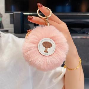 Nuevo Llavero de Peluche de Cerdito de Dibujos Animados con Bola de Pelo Sintético de Conejo, 8 cm, Colgante Portátil con Pompones, Impresión Tipográfica, Día de la Tierra - Product Image 5