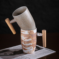 Vente en gros de tasses à eau en céramique artisanale personnalisées avec logo rétro, finition mate et rugueuse, avec poignée en bois