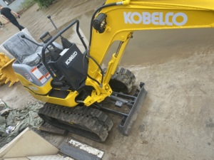 Miniexcavadora Usada Kobelco SK10SR Japonesa con Giro Cero, Motor Yanmar, Orugas de Goma Retráctiles, para Jardinería y Paisajismo - Product Image 2