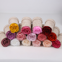Gepersonaliseerde unieke islamitische Indiase fluwelen doos met eeuwigdurende planten, bloemen en rozen. Bruiloft- en feestcadeaus, gastengeschenken.