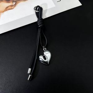 Accesorios de Bolso de Mano Portátiles Personalizables para Mujer, 6 Colores Disponibles, Correa de PU Trenzada Simple, Llaveros con Colgante de Corazón Plateado - Product Image 6