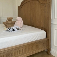Lit double en bois massif de style rétro français avec finition en bouleau antique, lit de mariage sculpté de 1,8 m pour chambre principale