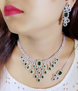 Conjunto de collar de Joyería de diamantes AD Forma cuadrada Negro para mujeres y niñas Pendiente elegante Maangtikka - Product Image 2