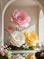 Installation florale artisanale à grande échelle en papier de pavot pour merchandising visuel commercial, décoration de mariage et aménagement de vitrine