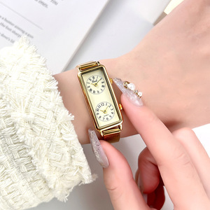 Reloj de cuarzo con banda de malla y esfera doble rectangular en tono plateado para mujer - Product Image 5