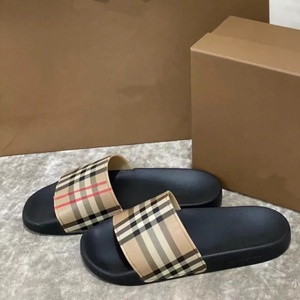 En Stock X Nouvelle Collection Luxe - Sandales <span class=keywords><strong>de</strong></span> <span class=keywords><strong>Plage</strong></span> Originales <span class=keywords><strong>de</strong></span> Marque <span class=keywords><strong>de</strong></span> Créateur Haut <span class=keywords><strong>de</strong></span> Gamme pour Hommes et Chaussures Plates Décontractées pour Femmes - Product Image 1