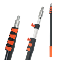 Perche d'extension multi-usage avec embout fileté en métal, poignée ergonomique pour les tâches de nettoyage légères, système de verrouillage rapide.