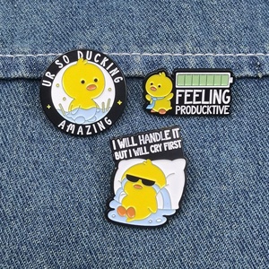 เข็มกลัดรูปตัวอักษรการ์ตูนแบบกำหนดเอง รูปทรงลูกเจี๊ยบ ทำจากโลหะผสมสังกะสี สำหรับตกแต่งกระเป๋าเป้สะพายหลัง น่ารัก ใช้งานได้หลากหลาย - Product Image 3