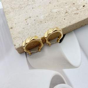 Boucles d'oreilles en forme de cercle ondulé en élément gazeux - Product Image 2