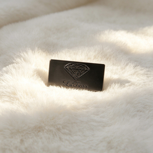 Etiqueta metálica ovalada de aleación de zinc esmaltada, producida a medida, con logotipo de marca personalizado, para accesorios de ropa y hiyabs. - Product Image 3