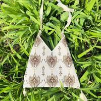 Sac bandoulière triangulaire en toile tissée à imprimé ethnique avec pompon décoratif et sangle réglable pour femme, idéal pour le quotidien, les sorties et les voyages