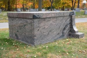 Mausoleo de Granito Americano Tradicional Personalizado con 1 Año de Garantía para Uso en Cementerios - Product Image 6