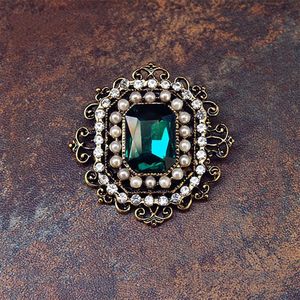 Broche de Estilo Victoriano Bohemio con Cristales Rectangulares de Imitación de Perla y Circonita Cúbica en Tono Dorado Antiguo - Product Image 6