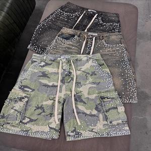 <span class=keywords><strong>Short</strong></span> <span class=keywords><strong>en</strong></span> <span class=keywords><strong>Jean</strong></span> Streetwear Personnalisé pour Homme avec Écusson Brodé, Strass et Effet Usé Évasé - Product Image 3