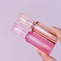 Nouveau design 4ML mat givré rouge rond en plastique bouteille de glaçure à lèvres emballage cosmétique tube de brillant à lèvres vide avec bouchon carré