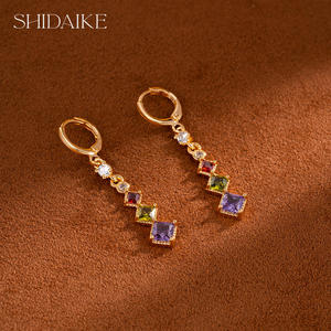 Elegantes Pendientes Unisex de Perlas de Agua Salada Chapados en Oro de 18K y Circonitas Multicolores, Personalizados, Arcoíris, Modernos, de Lujo - Product Image 4