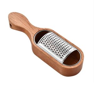 Râpe à fromage fine en acier inoxydable avec manche en chêne, compatible lave-vaisselle, idéale pour les fromages durs, le chocolat, la muscade, les zestes de citron - Product Image 1
