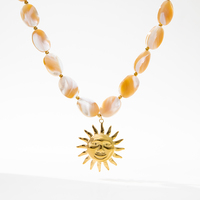YF8265 Ovaler Perlmutt-Anhänger mit Sonnengesicht, 18K PVD-Vergoldeter Edelstahl, Wasserfest, Anlaufgeschützt, Boho-Schmuck