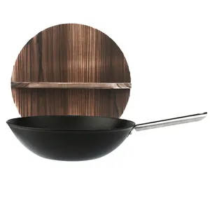 高品質の中華鍋は木製のふたが付いている大きい円形の鋳鉄の調理器具を置きます