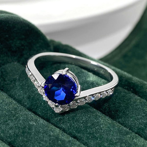 Bague de fiançailles en cuivre pour femme, zircon rond, plaqué rhodium, style classique, sertissage à griffes avec pierres latérales - Product Image 3
